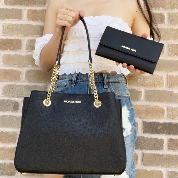 SALE‼️ Michael Kors tote &Wallet SET - Picture 1 of 9